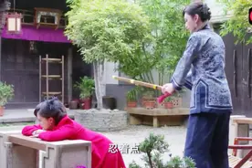 妹妹做错事，姐姐对妹妹施家法，打在妹身，疼在姐心视频封面