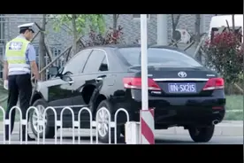 北京开车真不容易，车子限号直接被交警拦车处罚视频封面