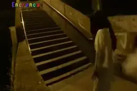 巴西电视台整人节目，晚上扮贞子在天桥吓人视频封面