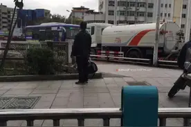 龙岩公交车与洒水车对峙！他俩怎么"干"上了？图片