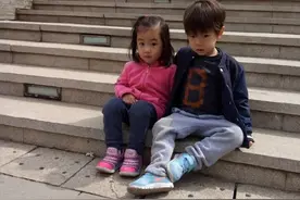 嗯哼街头耍帅 搂女孩撩妹满分愁坏爹妈，网友：这眼神又狠又帅图片