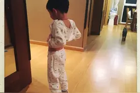 见小土豆“将鞋子穿成大人模样”，姚晨竟在一旁偷偷拍照！图片