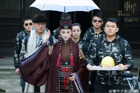 张馨予扮东方不败霸气侧漏 马可惨被捏脸表情可怜图片