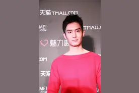 “太子”盛一伦驾到 T太秀猫步似轻风图片