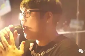 潮州 · 一天   夜场里的驻唱歌手图片