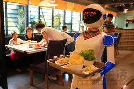 机器人服务员“晚年”凄凉 被不少餐厅炒鱿鱼图片