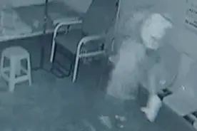 害怕！卫生间突然冒出来个木乃伊，可这也不是埃及啊视频封面