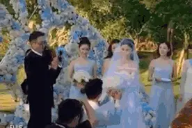这群女生不得了，被一大批人围观也不出声，还淡定走着图片