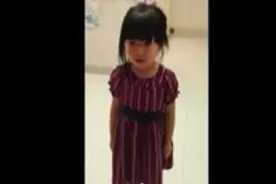 小女孩因不满妈妈安排她做家务而乱发脾气，妈妈的话让她心服口服图片