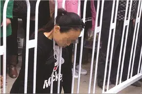 陕西孕妇护栏卡脖子死亡 记者实验贵阳护栏：脖子卡进去能移动图片