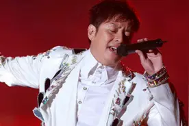 曾志伟60大寿，谭咏麟李克勤合唱《一生中最爱》，感动全场啊！图片