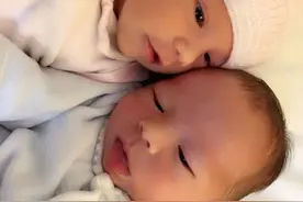 混血儿龙凤胎哥哥和妹妹顺产健康宝宝来和大家问好啦～图片
