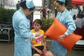 广东清远奇葩马拉松现大量伤病 满地垃圾肥皂当面包吃图片