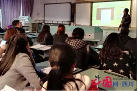 南充市和平路小学邀请专家进行电子白板新技术培训图片
