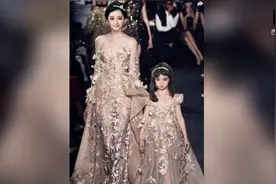 杨幂携手女儿走秀，好可爱啊视频封面