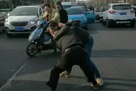 你一个过肩摔我一个横扫腿!路怒司机上演全武行（图)图片