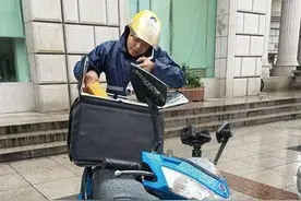 外卖骑手风雨无阻 收入不算高压力不算小图片