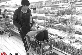 岳阳情侣超市“另类”秀恩爱 女子坐进购物车让男友推图片