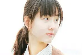 她打败奶茶妹妹，获得校花榜冠军，连苏有朋都三顾茅庐请她拍戏视频封面