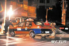 路边夜间洗车管理难度大 市民呼吁取缔占道洗车图片
