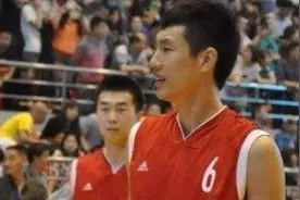 能把篮板扣碎的不只是大块头，这些球星也曾扣碎过篮板图片