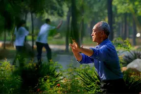 老人空腹晨练易虚脱图片