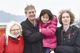 早产女婴遗弃医院 6年后英国养父母带她回温州寻亲图片