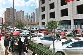西安大寨路占道摊点躲猫猫 小商贩又挪到响塘村路图片