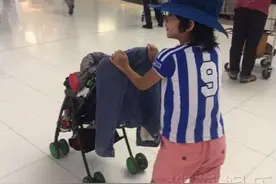 张柏芝带儿子游历世界 Lucas推着弟弟哥哥力Max图片