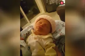 妈妈亲了下刚出生的宝宝，宝宝的反应亮了！视频封面