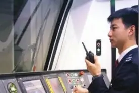 地铁司机自曝自己每月工资，网友看后纷纷表示太少了，应该多加点视频封面