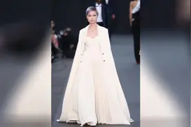 李宇春可能是个被歌唱事业耽误的模特，一出场奶茶妹妹都惊掉下巴视频封面