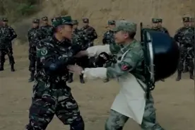 特种兵打不过一个炊事兵，遭众人嘲笑视频封面