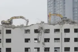 山西晋中挖掘机爬21层高楼作业，还有挖掘机到不了的地方么视频封面