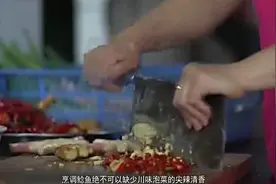 球溪特产大蒜烧鲶鱼，佐料川味泡菜，家庭烹饪这么做简直下饭神菜视频封面