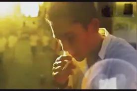 当王宝强和梁朝伟抽同一根烟时，这画面太美我敢看！视频封面