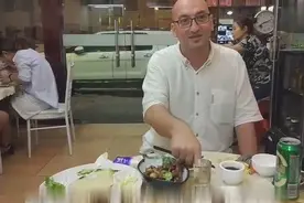 波兰大叔到中国东北菜馆喝酒吃肉，酒水便宜菜量足大叔很高兴视频封面
