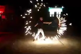 这些火花溅到身上真的不疼吗视频封面
