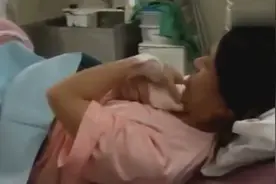 大龄产妇产房生产，疼痛的喂喂哭泣，样子让人看着心酸难过！视频封面