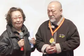 《大爱无言》彭玉孙宝光哽咽无声 首映现场成泪海视频封面