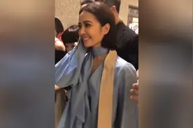 蔡依林逛商场高跟鞋太高，走起路来很别扭视频封面