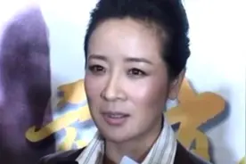 50岁陈小艺一家曝光，老公捧红张嘉译，儿子帅得像他视频封面