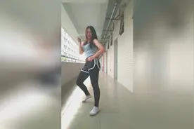 女同学在宿舍楼道跳舞 看起来还不错哦 我是不敢在楼道跳哈视频封面