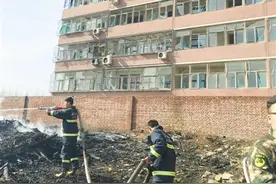 墙外木头失火 殃及墙内居民图片