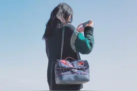 就算买了100件新衣服，你还差一只牛仔包！图片