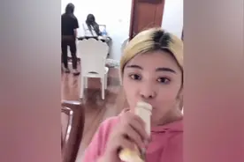 美女口含酸奶恶搞闺蜜，结果下一秒瞬间尴尬！视频封面