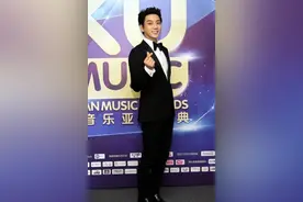 黄致列带伤赴音乐盛典 实力歌手实至名归图片