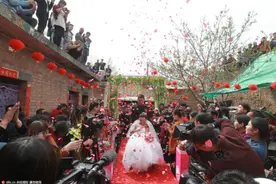 7年爱情长跑 90后小伙娶瘫痪新娘（组图)图片