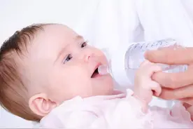 母乳宝宝不用喂水？信它，你就被坑大了！图片