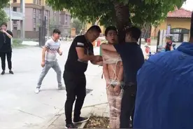 又见陋俗！最惨新郎被扒光绑树上泼狗血 被灭火器一顿喷图片